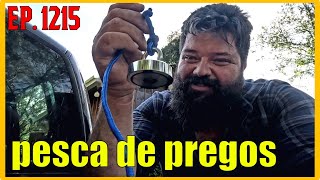 catando pregos com imã de pesca magnética