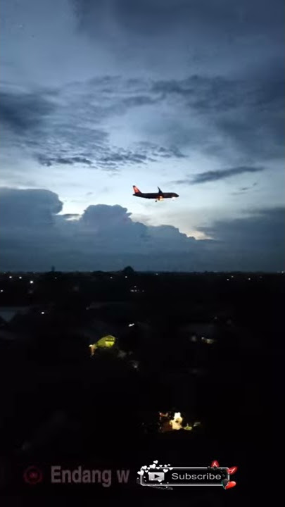 KEJADIAN UNIK SAAT PESAWAT MENDARAT MALAM HARI #SHORTS