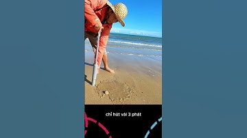 Độc lạ Vũng Tàu: bắt tôm tít ở biển bằng cây ống bơm.