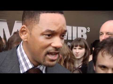 Will Smith Slaps Kissing Reporter - RAW VIDEO