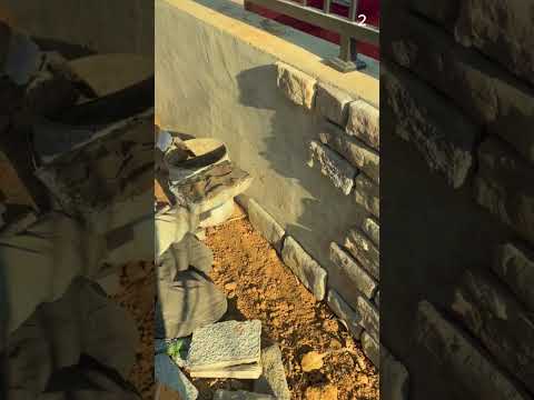 Proses pemasangan batu bata pada dinding dengan alat khusus #shorts