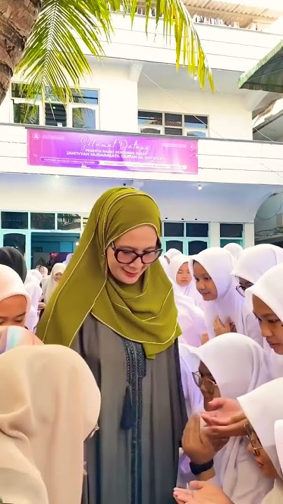 Santri putri Yayasan Ali Maksum menyambut para Ibu Nyai rawuh di acara JMQH di Pondok Krapyak Jogja