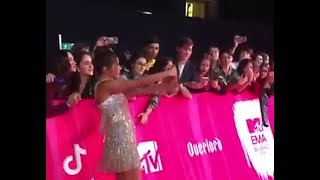 Anitta é aclamada por fãs no MTV EMA 2018 | Pink Carpet