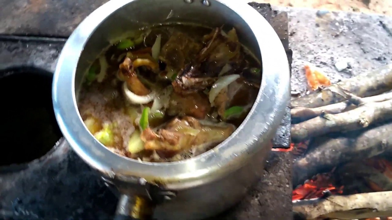 PATO NA PANELA DE PRESSÃO FOGÃO DE LENHA