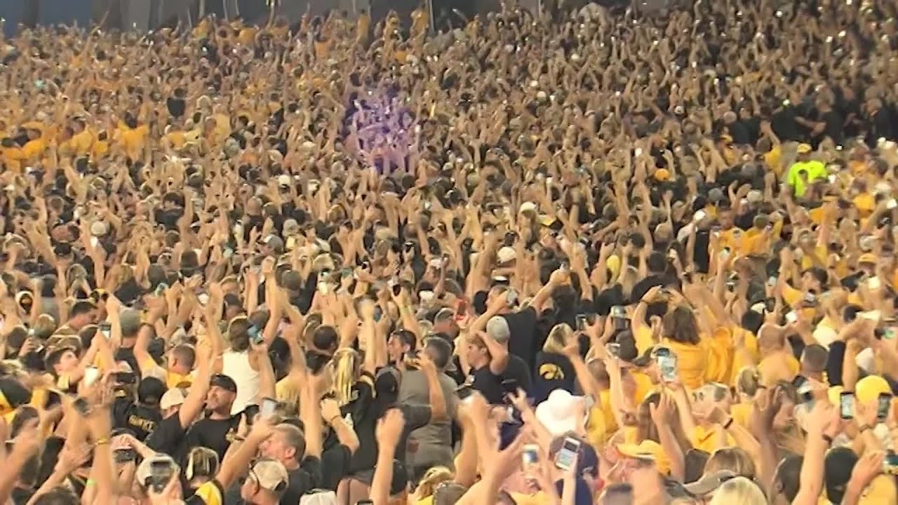 Coach Franklin Team Embraces Pink Visiting Locker Room Waving To Children S Hospital At Iowa Stadi