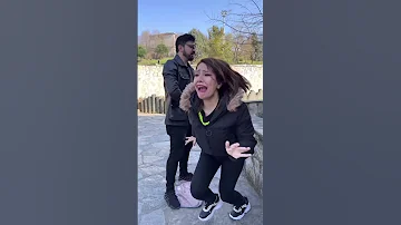 اعمى تبول على امراءة شحادة 