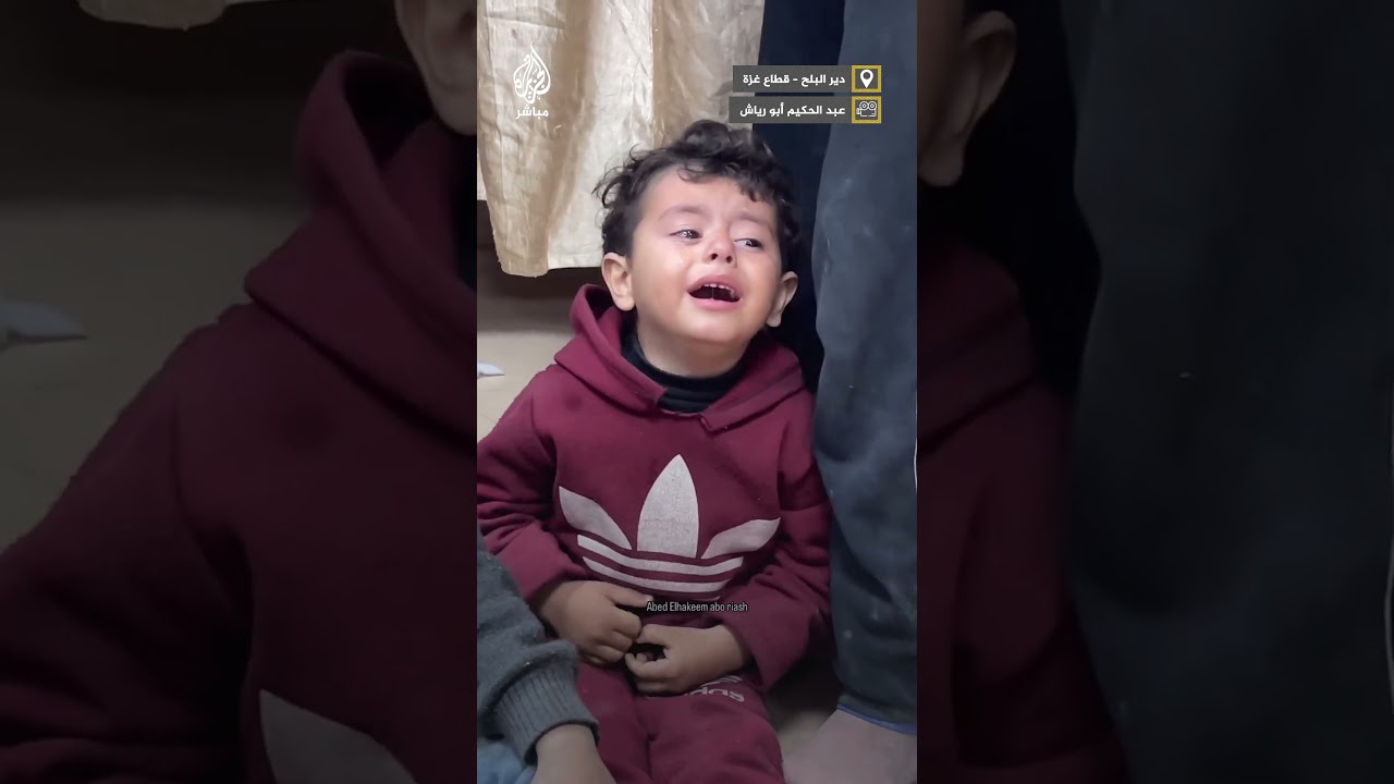 أطفال أصيبوا بقصـ.ـف إسرائيلي على دير البلح وسط قطاع غزة يبحثون عن ذويهم بعيون حائرة