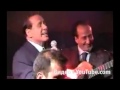 Silvio Berlusconi şarkı söylüyor