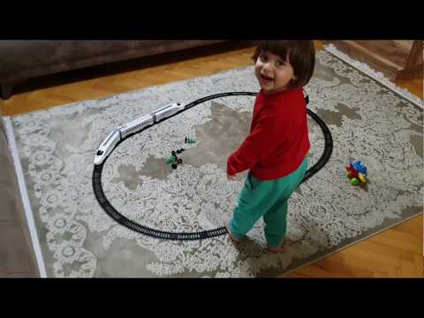 Fatih Selim oyuncak tren kutusunu açtı babasıyla tren oyuncağının raylarını kurdu