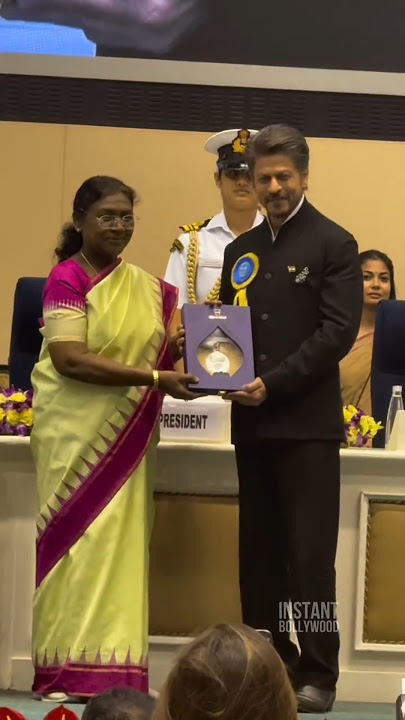 The king of Bollywood 📸 Shahrukh Khan receives the prestigious National Award for film Jawan❤️ #srk