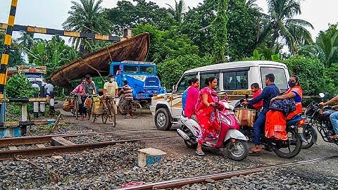 Huge Traffic Jam at Railgate | High Speedy EMU Local & Express Train Skip Busy Level Crossing
