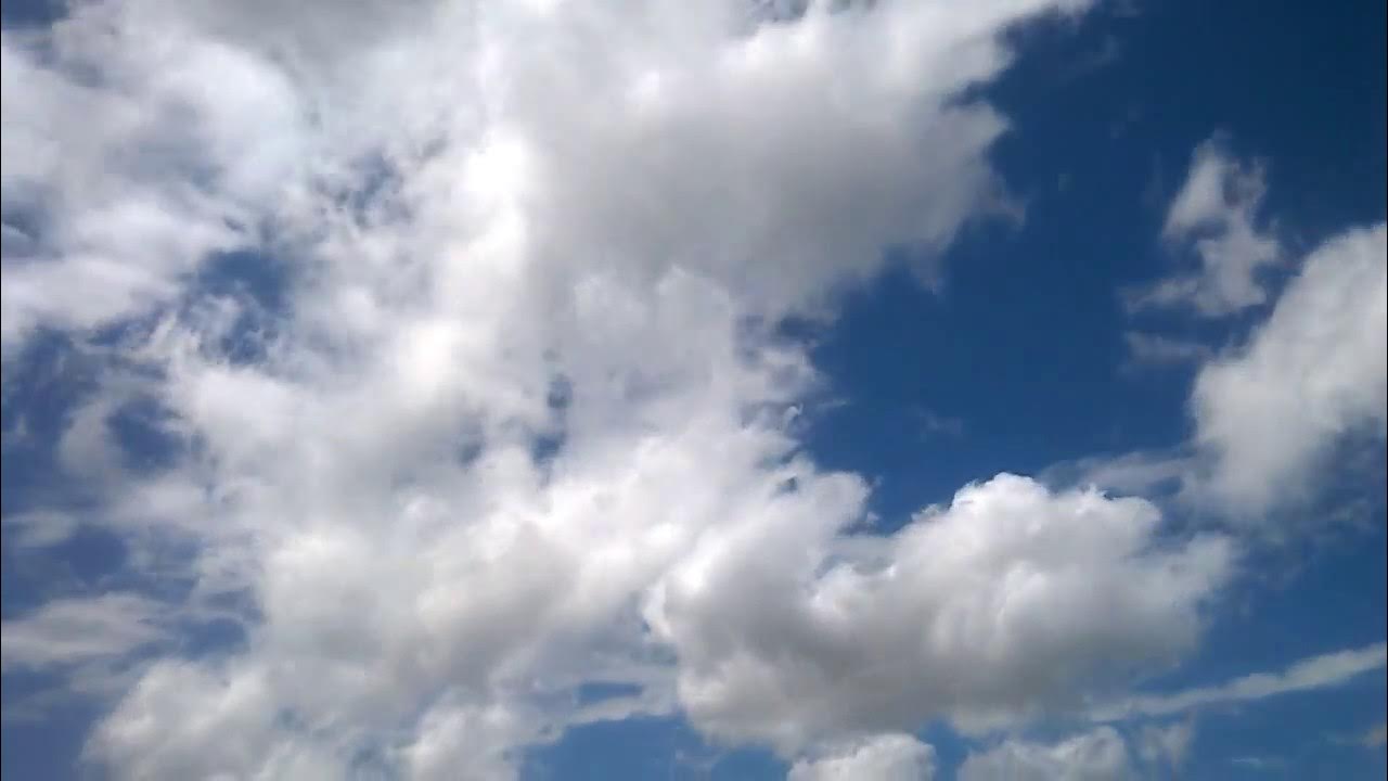 Белые облака видео. Футаж облака вокруг. Белые облака видео. Облака на небе дымка для панно. Очень голубое небо.