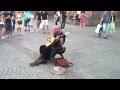 Ejecuta un Acto Callejero con Increíble Voz