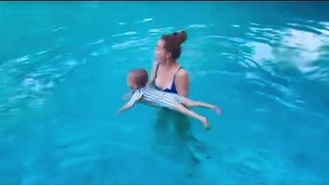 Lisa Leon học bơi cùng mẹ Hồ Ngọc Hà, ba Kim Lý