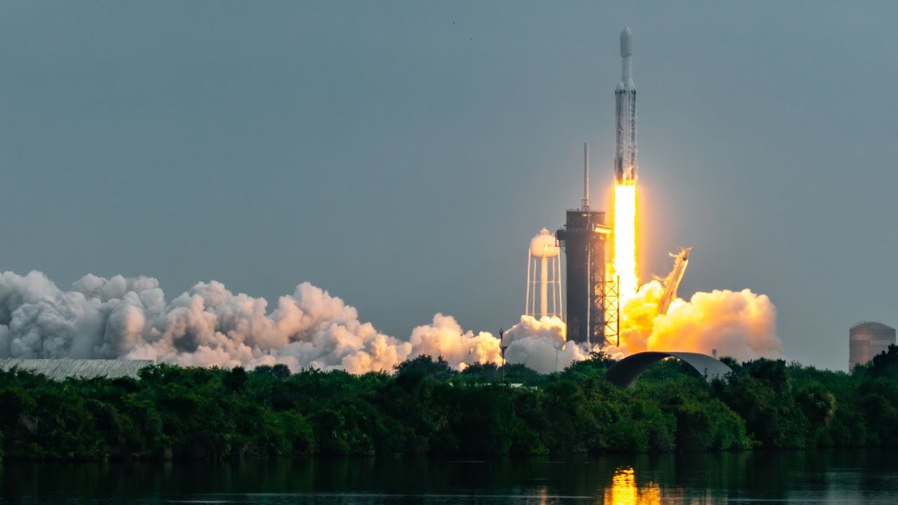 Relive the SpaceX Falcon Heavy launch of NASA's Psyche mission in these ...