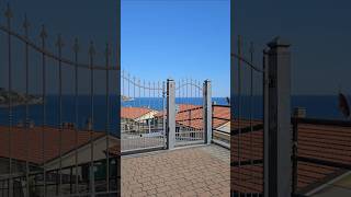 Chi di voi può vantare questa vista uscendo dell'ascensore?! 😜Stay tuned! 😉 #sales #liguria #vendita