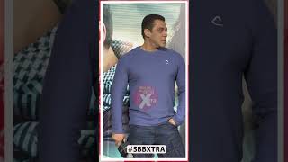 Salman Khan's reaction when his fan brings a flower bouquet for him | SBB Xtra Shorts