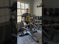 Remo sentado en máquina agarre neutro