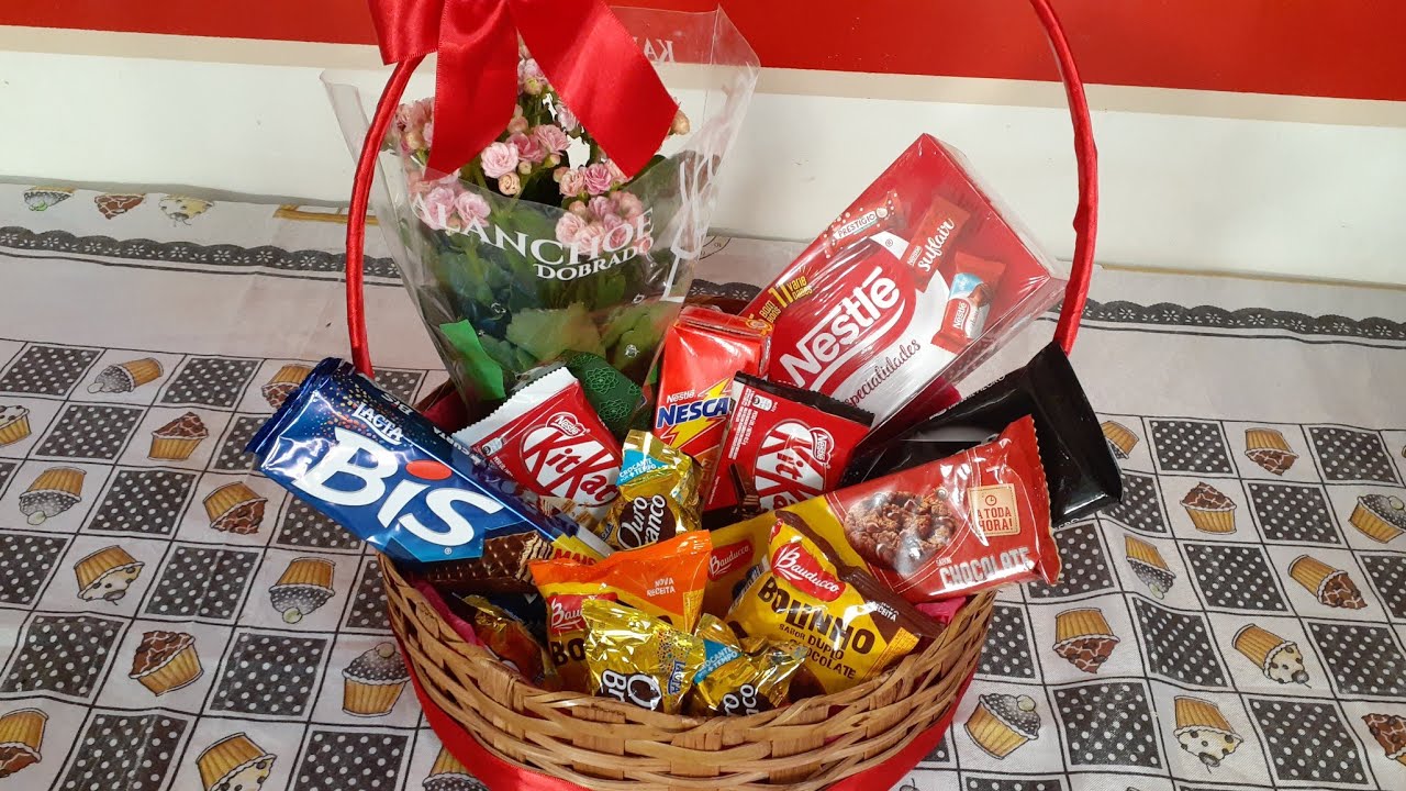 #cestaslucrativas #cestadiadasmaes cesta com flores e itens de chocolate.