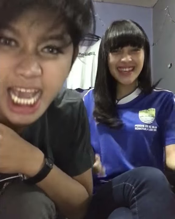 VIDEO - Goyangan dan Nyanyian Duo Bobotoh Cantik Ini Sindir Persib Bandung