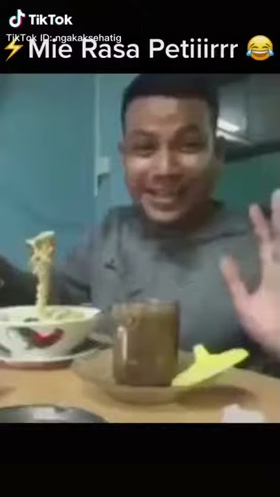 Makan mie rasa petir hahahahahaha