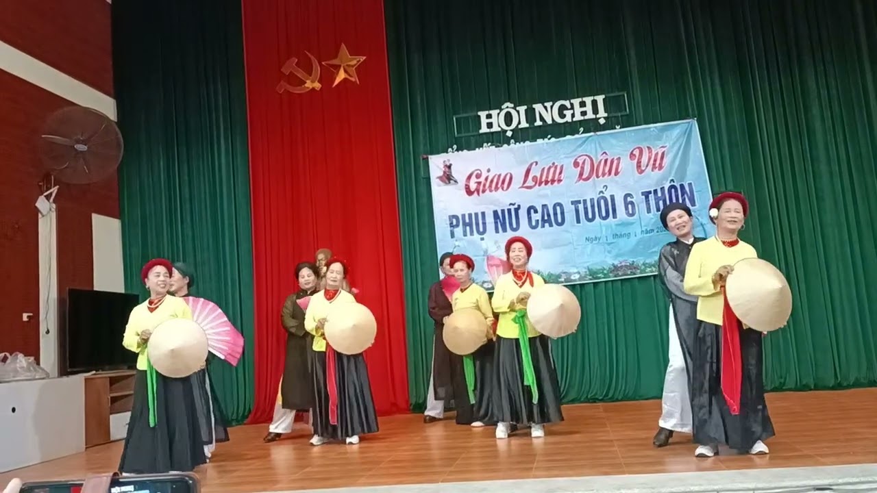 Múa hát giao duyên của phụ nữ cao tuổi tổ dân phố trúc ổ 