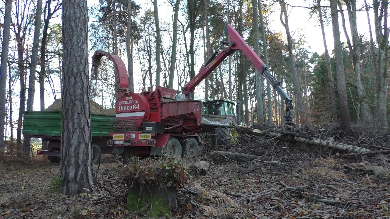 Holzhacken mit dem   John Deere 8320 Eschlböck  Biber 84 dem In einer  Stunde schafft das  Gespann m
