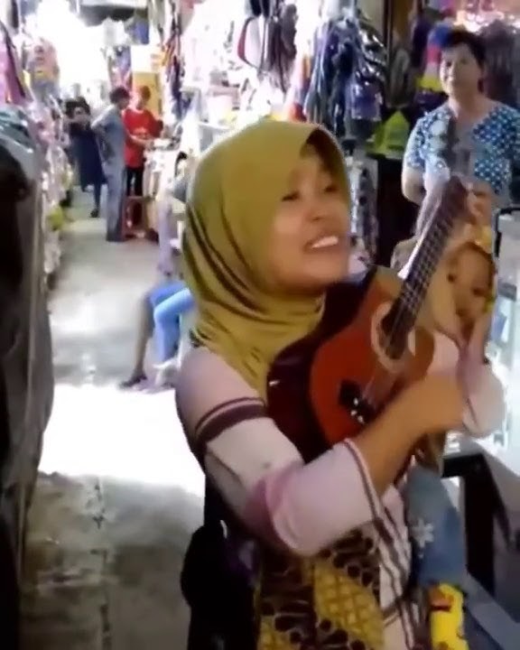 Merdunya suara ibu pengamen ini nyanyikan lagu secawan madu