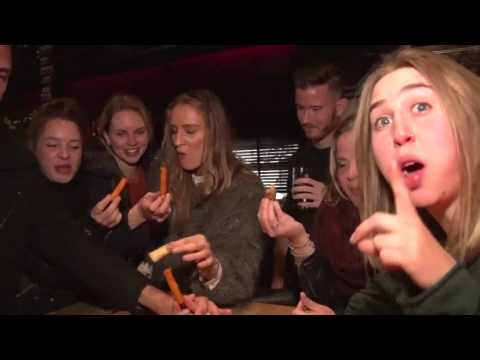 JEROEN PAUW: ' Voor MIJ is het ZAAK om met de KNAPSTE BARMAN aan te KNOPEN - BARMANNENTEST
