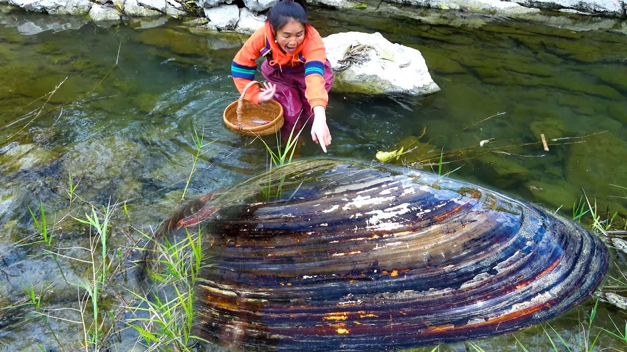 If you want good pearls, come here. They are all first-class goods