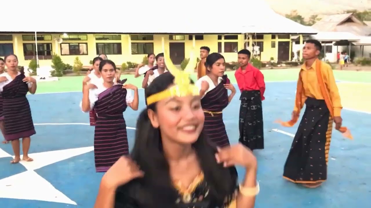 Tarian Dero Kreasi Tenun Ikat SMK Negeri 1 Aesesa