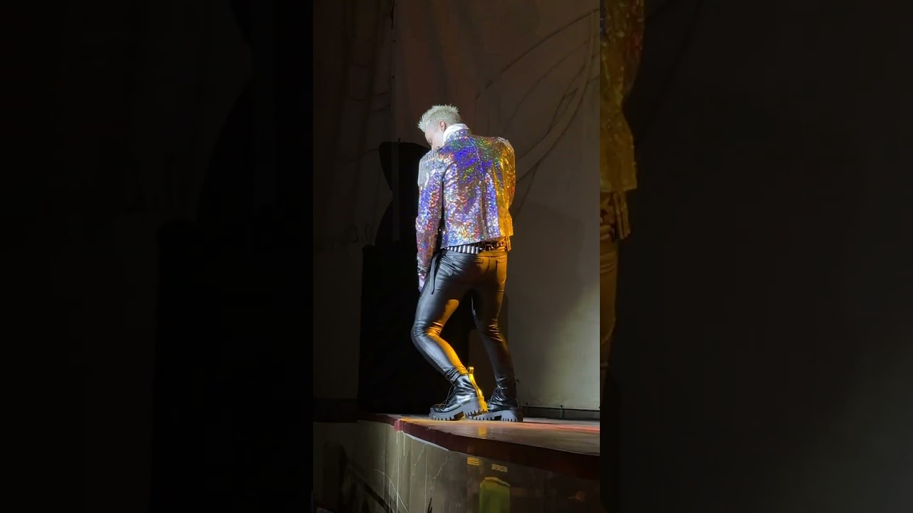 Шаман и поклонница 