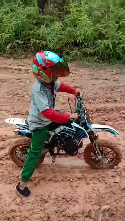 Storry wA anak kecil kelas 1 SD ngetrail lewat jalan lumpur dengan mini trail...