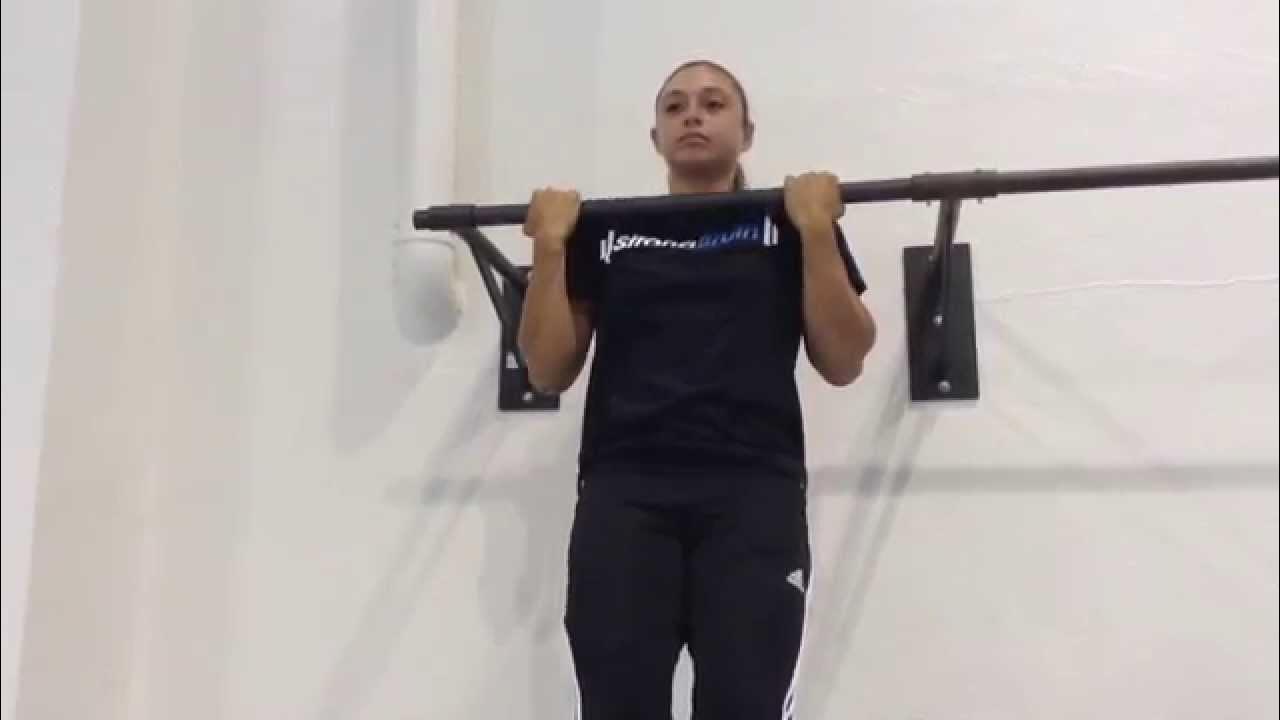 Bir erkak qizning qiniga suv quydi. U eshagini buzishni yaxshi koradi.