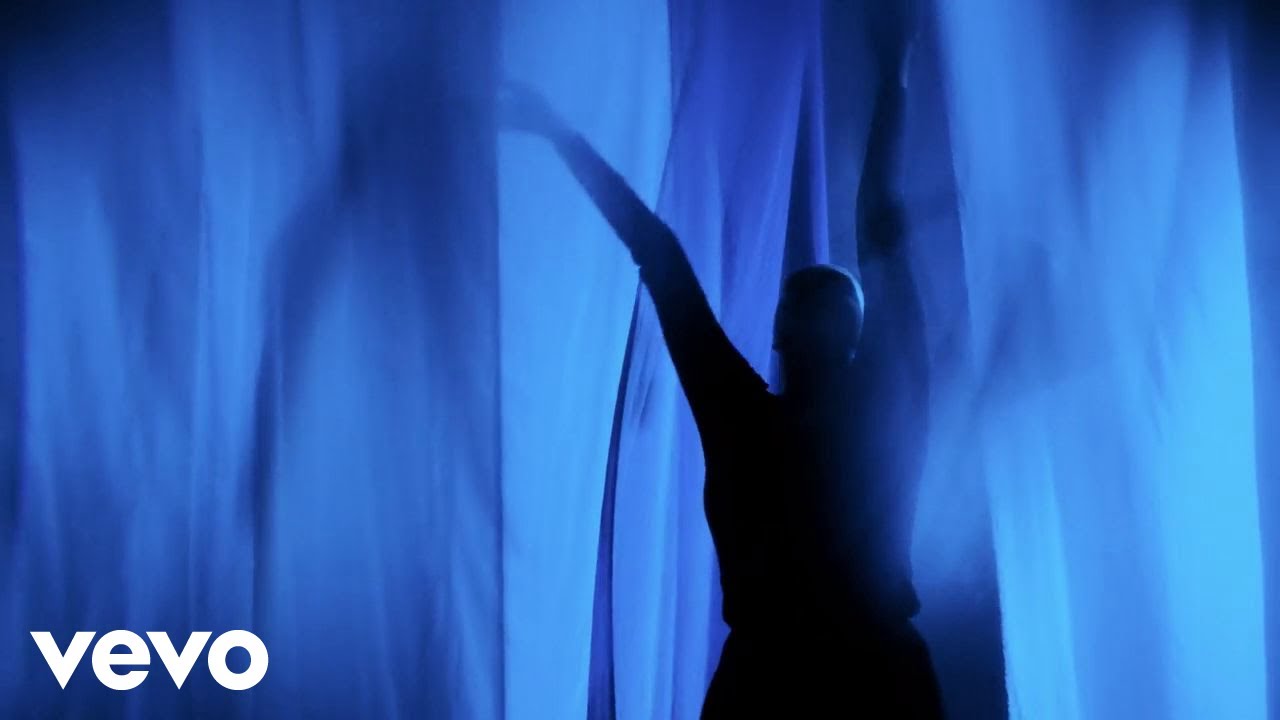 Guarda Dana Al Fardan - Glacier (Official Music Video) su YouTube Guarda Dana Al Fardan - Glacier (Official Music Video) su YouTube