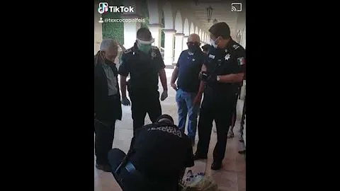 Polica de texcoco ayuda a persona de la 3ra edad :