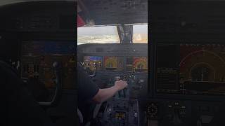 Landing a Gulfstream 550 #aviation #aviationdaily #cockpitview #gulfstream550 #privatejet #landing