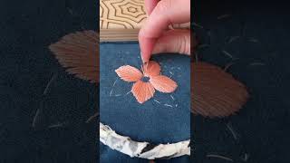 Вышивка цветка #вышивка #вышивкагладью #embroiderytutorial #мулине #embroideryflowers #embroidered