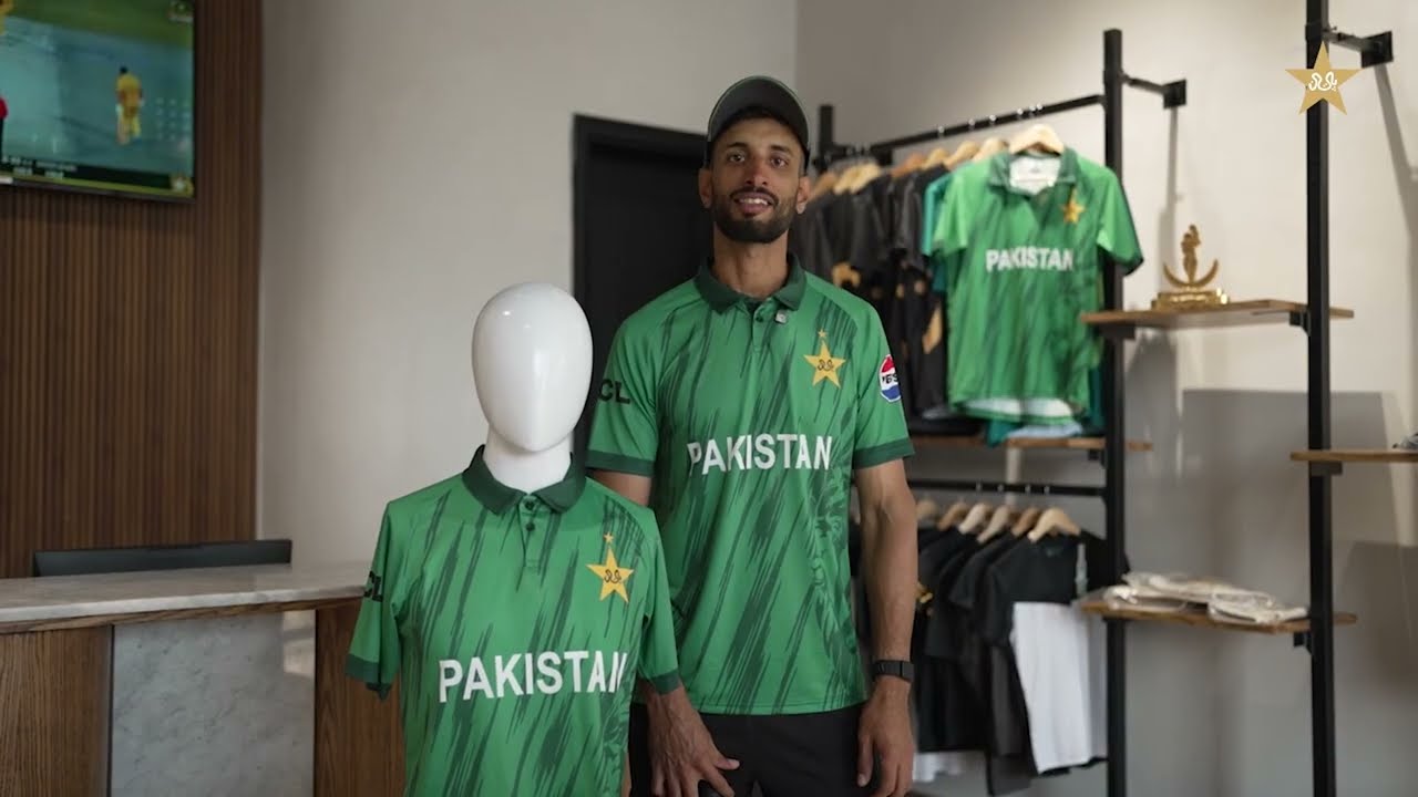 Shan Masood visits PCB Shop at Gaddafi Stadium | Buy Vanguard Markhor now & win a signed bat!
