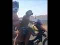 ⚠🐶FIRULAIS EL PERRO MÁS FAMOSO Y BUSCADO DE INTERNET TRANSPORTANDO HUMANOS A LA PLAYA EN MOTOCICLETA