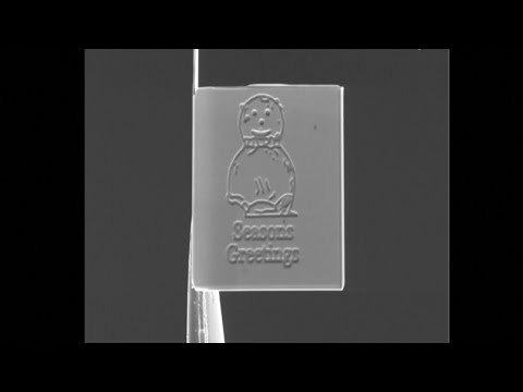 Video till Forskare har tagit fram världens minsta julkort