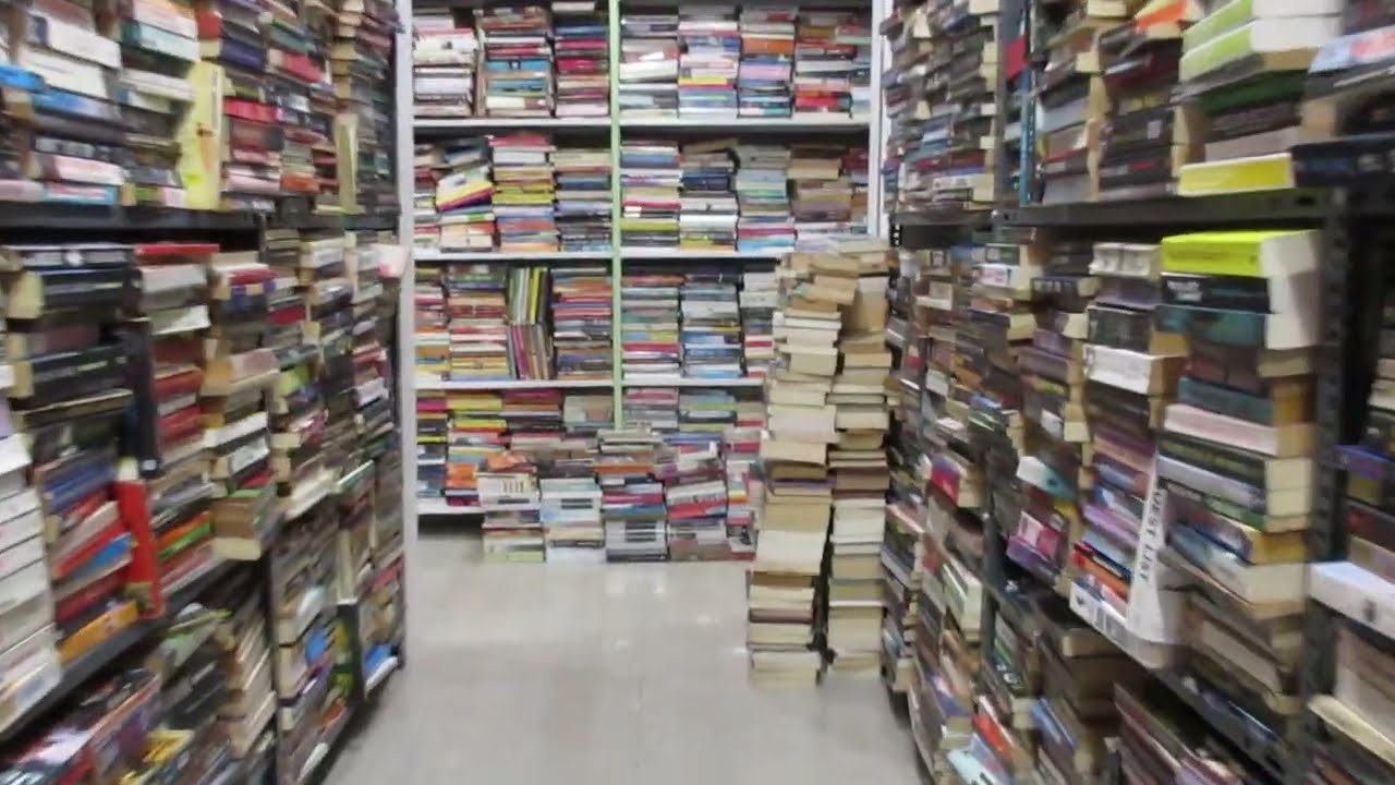 Visit Blossoms with me|Browsing books & comics at Blossoms|Biggest book store in Bangalore|Books!