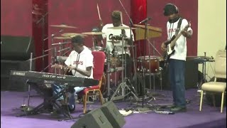 The craziest praise session ever🤯🤯🔥🔥….Jay on drumz🥁🔥X Band ministering alongside TONY CHRIS…