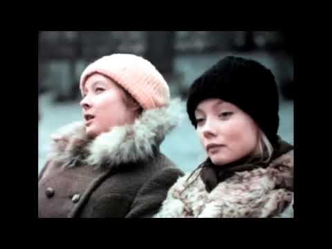 Светлана Смехнова и Лариса Удовиченко в фильме 'Дочки матери'