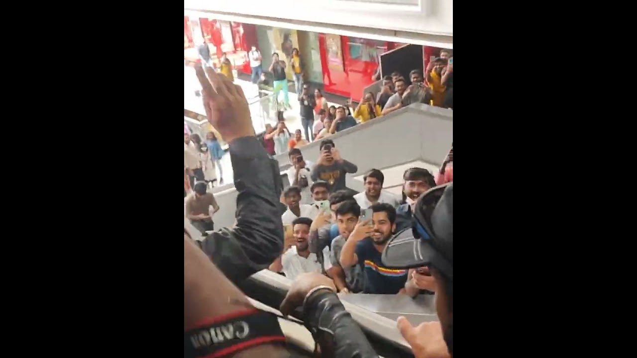 Cobra|Vikram promotion visit to Bangalore mall fans crowd surrounded welcoming