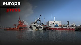 Continúan los trabajos de extinción del buque Awadi, que arde en el puerto de Ribeira