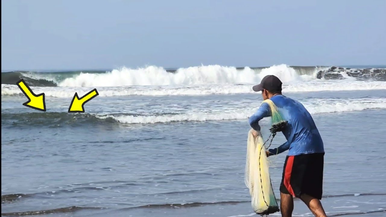 vio eso en la orilla del mar y le tiró la atarraya😱