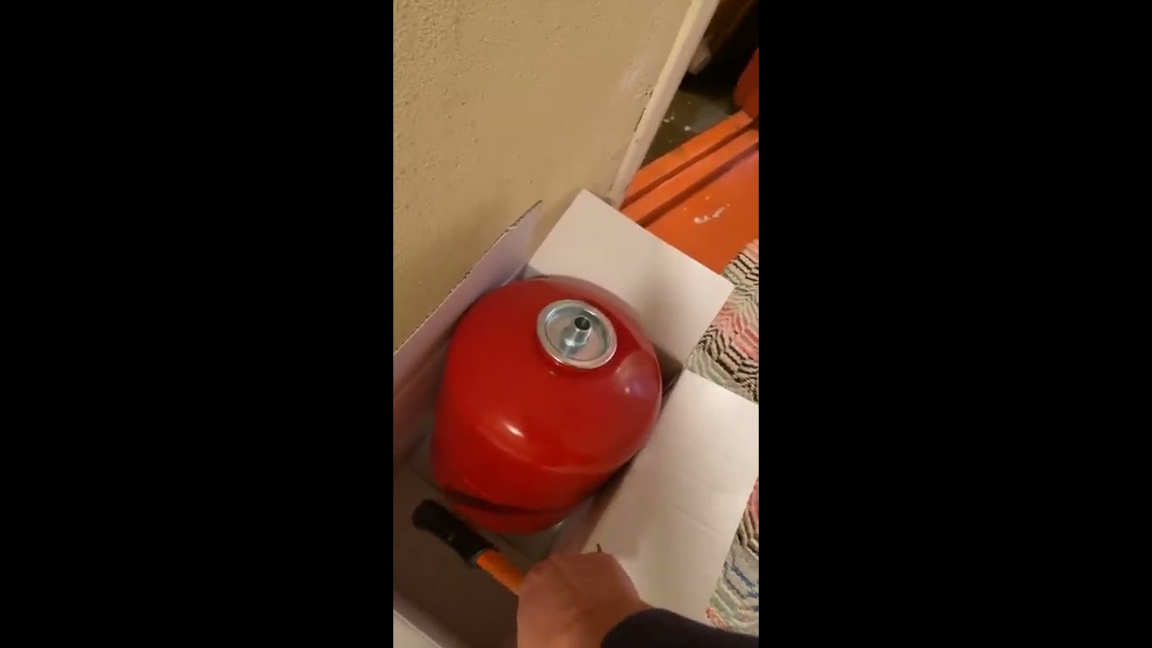 Paisunta-astian vaihto operaatio. Expansion tank replacement