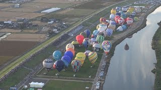 秋空ぷかり、カラフル気球 佐賀で国際フェス開幕