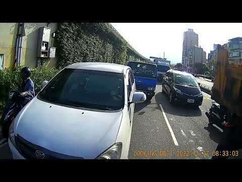 永和 環河東路一段&光復街路口 極度討厭這種開車駕駛 只要你騎車乖乖地在前方汽車後面行駛時 這種駕駛直接貼著你屁股來看看你是否會感受壓力自行讓道 20221107083208 002904B